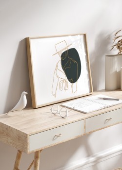 Γυναίκα με χρυσό παλτό και καπέλο