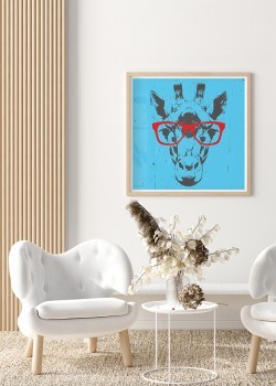 Καμηλοπάρδαλη με κόκκινα γυαλιά