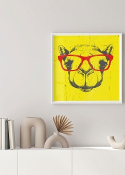 Κίτρινη καμήλα με κόκκινα γυαλιά