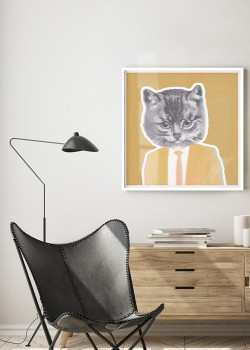 Γάτα με κίτρινο κοστούμι