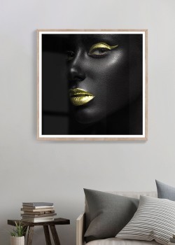 Γυναίκα με χρυσές λεπτομέρειες