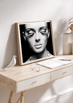 Γυναίκα με έντονες βλεφαρίδες