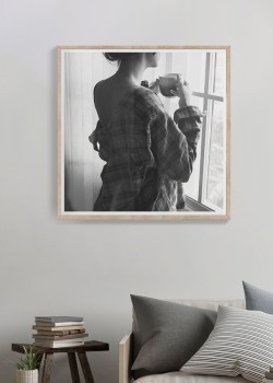 Κοπέλα που πίνει καφέ στο παράθυρό της