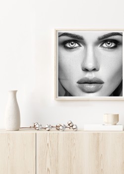 Γυναίκα με έντονο βλέμμα