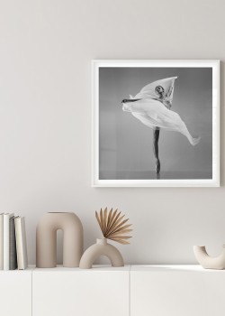 Μπαλαρίνα κάνει φιγούρες με ένα λευκό πανί