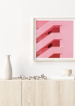 Ροζ πολυκατοικία με σκάλες