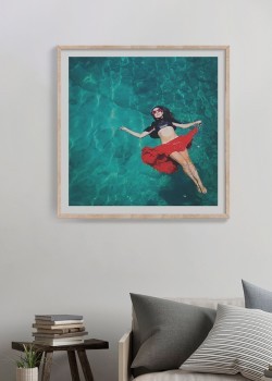 Κοπέλα με κόκκινη φούστα που κολυμπάει