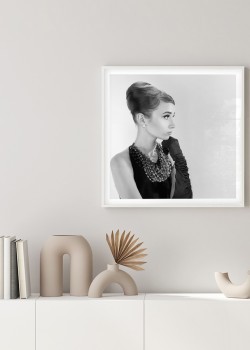 Γυναίκα με μαύρο κολιέ και γάντι