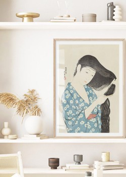 Γυναίκα που χτενίζει τα μαλλιά της