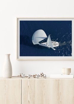 Λευκό ιστιοφόρο στην θάλασσα